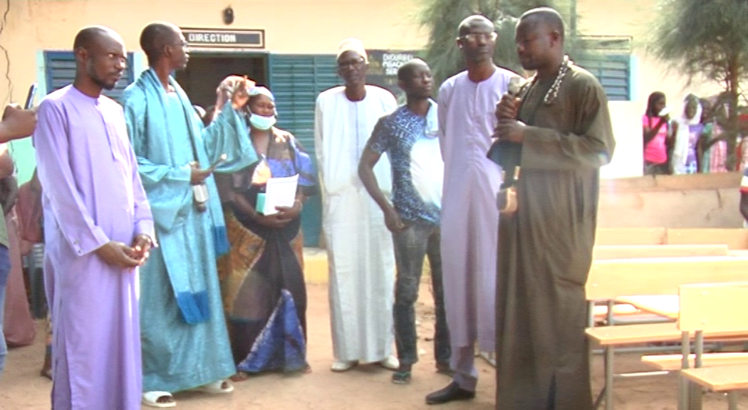  Un lot de 50 tables bancs remis à l école S Abdou Rahmane Mbacke par la Mairie de Touba