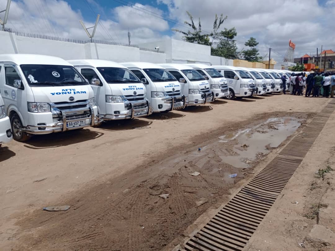  Cérémonie de remise symbolique des clés de 30 minibus, des transporteurs de la commune de Touba Mosquée