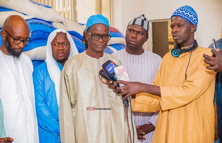  Le Maire de la commune de Touba Mosquée, Monsieur Abdou Lahad Ka, a remis 10 tonnes de riz à Serigne Mame Mor Mbacké, président de l’association Toub Ca Kanam.